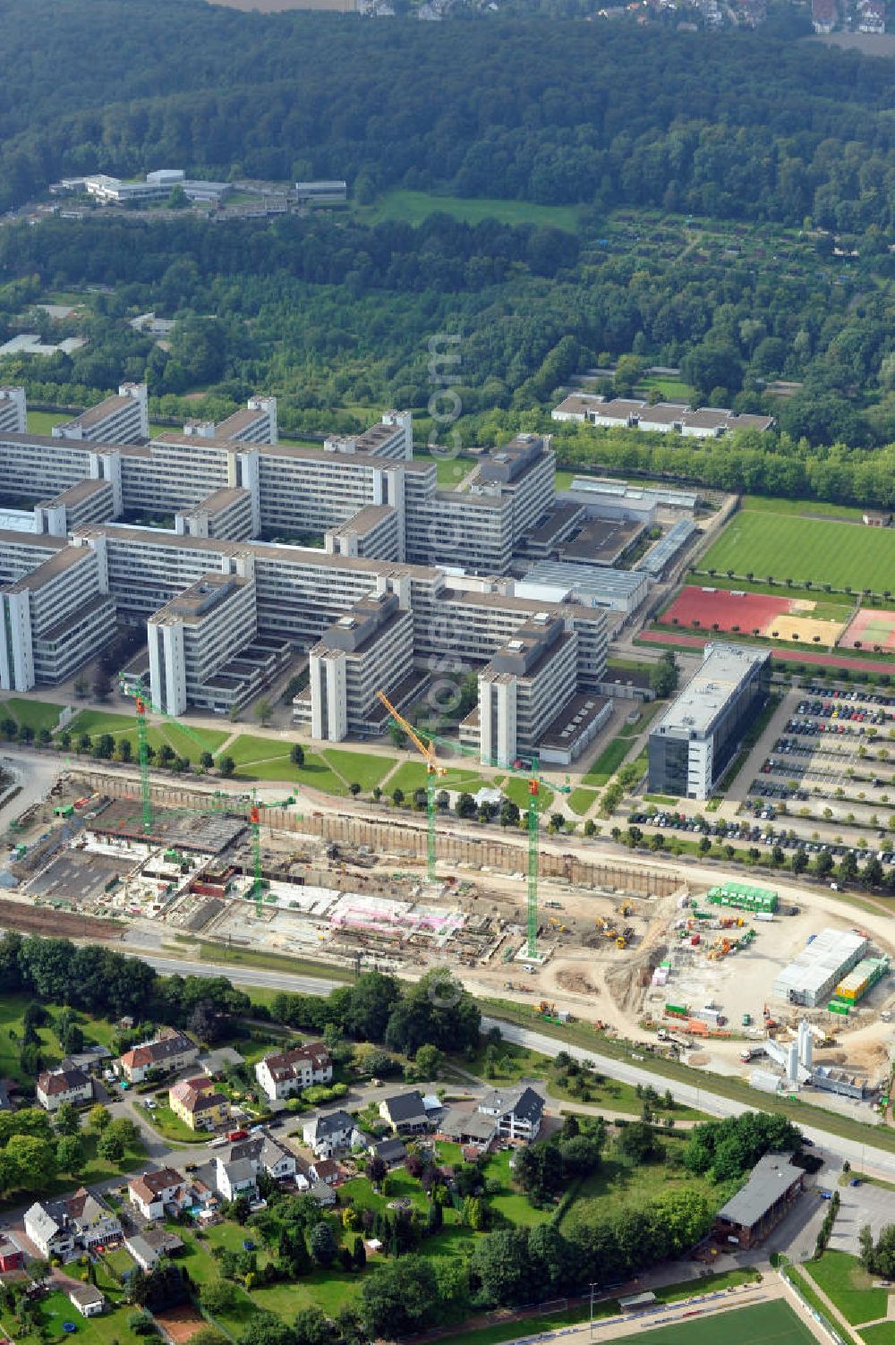 Aerial image Bielefeld - Auf dem Campus der Univerisät Bielefeld wird gebaut. Auf dem ehemaligen Universitätsparkplatz entsteht das Ersatzneubau Universitätsstraße, kurz ENUS. Dieses wird unter an derem die Mensa, Bibliothek, die Verwaltung; Hörsäle und Seminarräume beherbergen. Bauherr ist die BAM Deutschland AG. Construction site on the Campus of Bielefeld University. The former parking area turnes into a new building which will be the new home of the canteen, lecture halls; seminar rooms and more. The builder is BAM Deutschland AG.