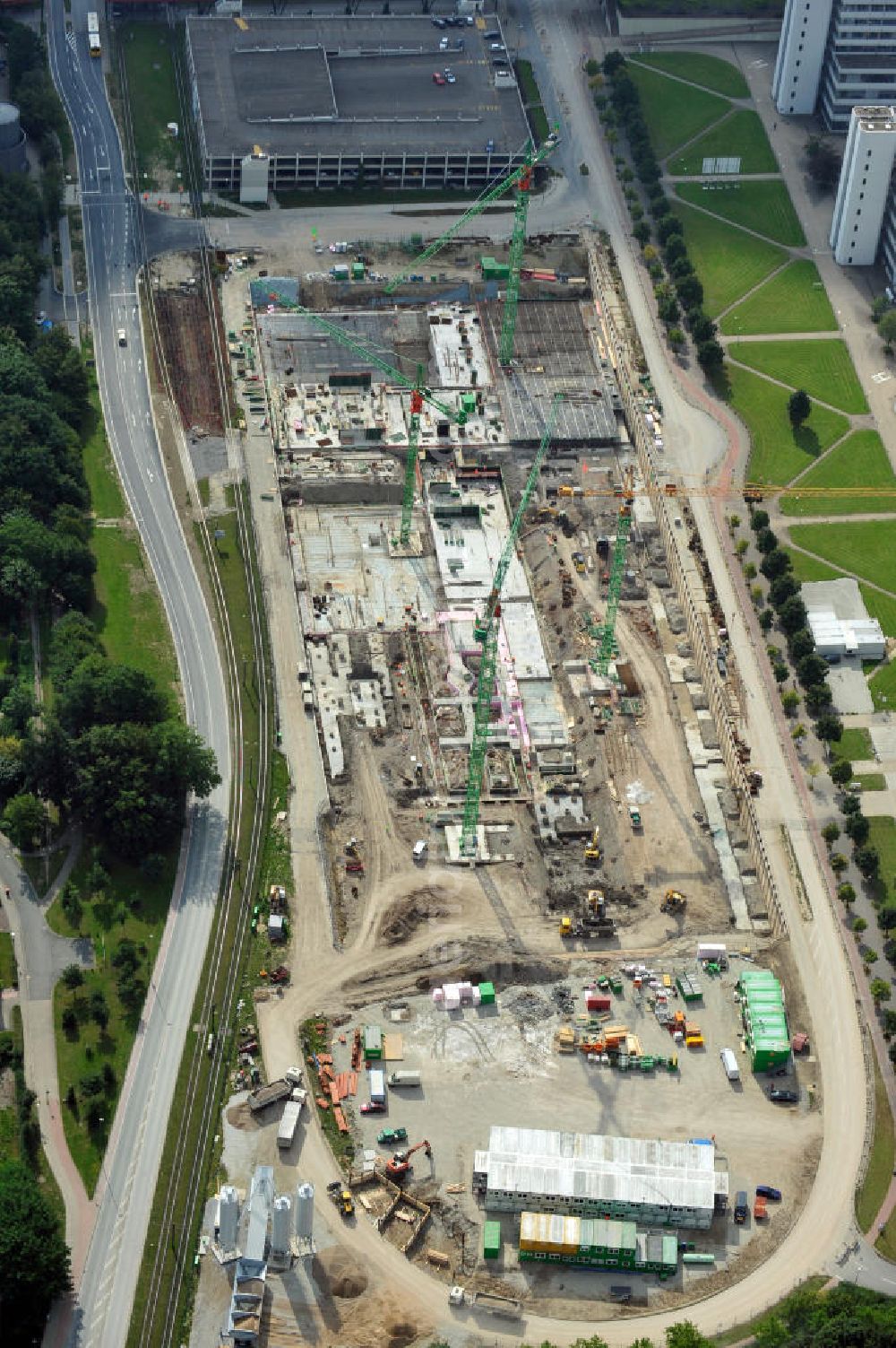 Bielefeld from above - Auf dem Campus der Univerisät Bielefeld wird gebaut. Auf dem ehemaligen Universitätsparkplatz entsteht das Ersatzneubau Universitätsstraße, kurz ENUS. Dieses wird unter an derem die Mensa, Bibliothek, die Verwaltung; Hörsäle und Seminarräume beherbergen. Bauherr ist die BAM Deutschland AG. Construction site on the Campus of Bielefeld University. The former parking area turnes into a new building which will be the new home of the canteen, lecture halls; seminar rooms and more. The builder is BAM Deutschland AG.