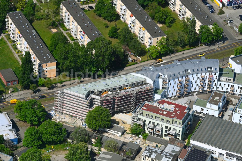 Aerial photograph Berlin - Construction site for the assembly of the replacement railway bridge structure for the routing of the railway tracks at the train station on place Elcknerplatz - Bahnhofstrasse - Am Bahndamm in the district Koepenick in Berlin, Germany
