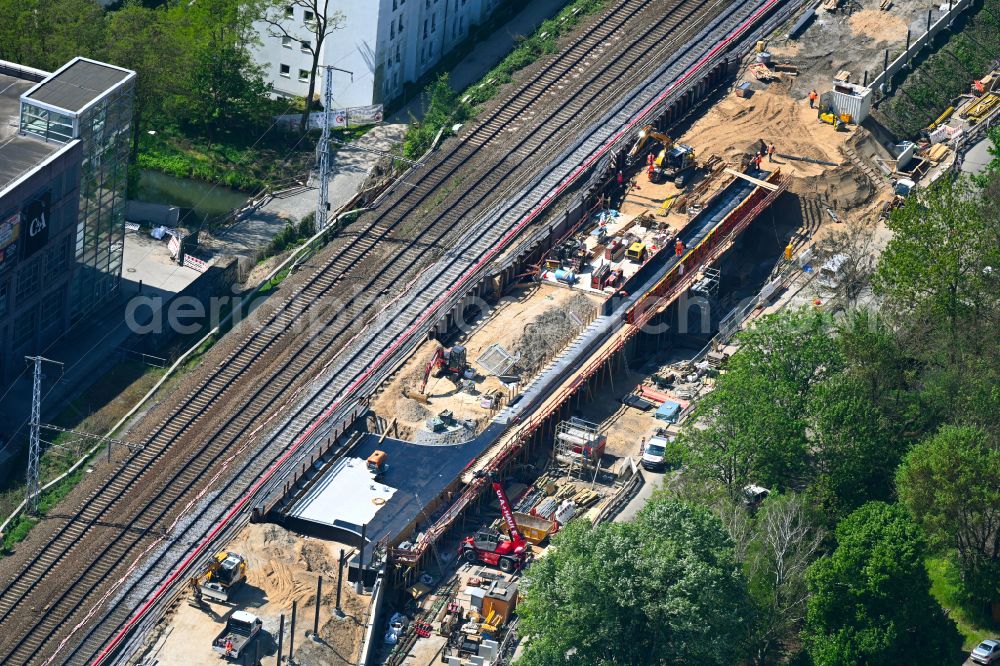 Aerial photograph Berlin - Construction site for the assembly of the replacement railway bridge structure for the routing of the railway tracks at the train station on place Elcknerplatz - Bahnhofstrasse - Am Bahndamm in the district Koepenick in Berlin, Germany
