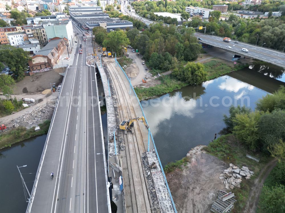 Aerial photograph Halle (Saale) - Construction site for a replacement building for the renovation, renewal and repair of the bridge structure Saale Bridge - Elisabeth Bridge over the banks of the Elisabeth-Saale on Mansfelder Strasse in the Saaleaue district of Halle (Saale) in the federal state of Saxony-Anhalt, Germany