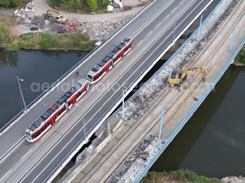 Aerial photograph Halle (Saale) - Construction site for a replacement building for the renovation, renewal and repair of the bridge structure Saale Bridge - Elisabeth Bridge over the banks of the Elisabeth-Saale on Mansfelder Strasse in the Saaleaue district of Halle (Saale) in the federal state of Saxony-Anhalt, Germany