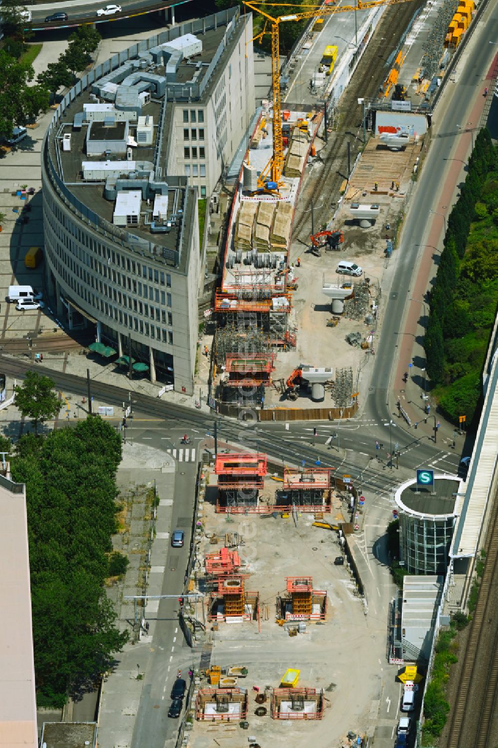 Ludwigshafen am Rhein from the bird's eye view: Construction site for the new construction and replacement of the viaduct of the expressway - Hochstrasse at Berliner Platz in the Mitte district of Ludwigshafen am Rhein in the federal state of Rhineland-Palatinate, Germany