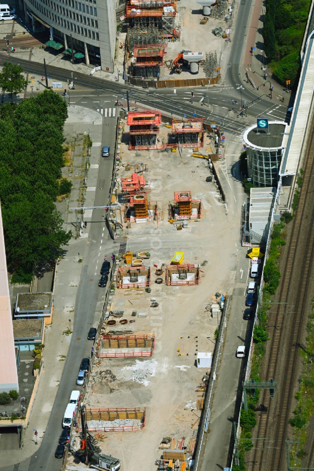 Aerial photograph Ludwigshafen am Rhein - Construction site for the new construction and replacement of the viaduct of the expressway - Hochstrasse at Berliner Platz in the Mitte district of Ludwigshafen am Rhein in the federal state of Rhineland-Palatinate, Germany