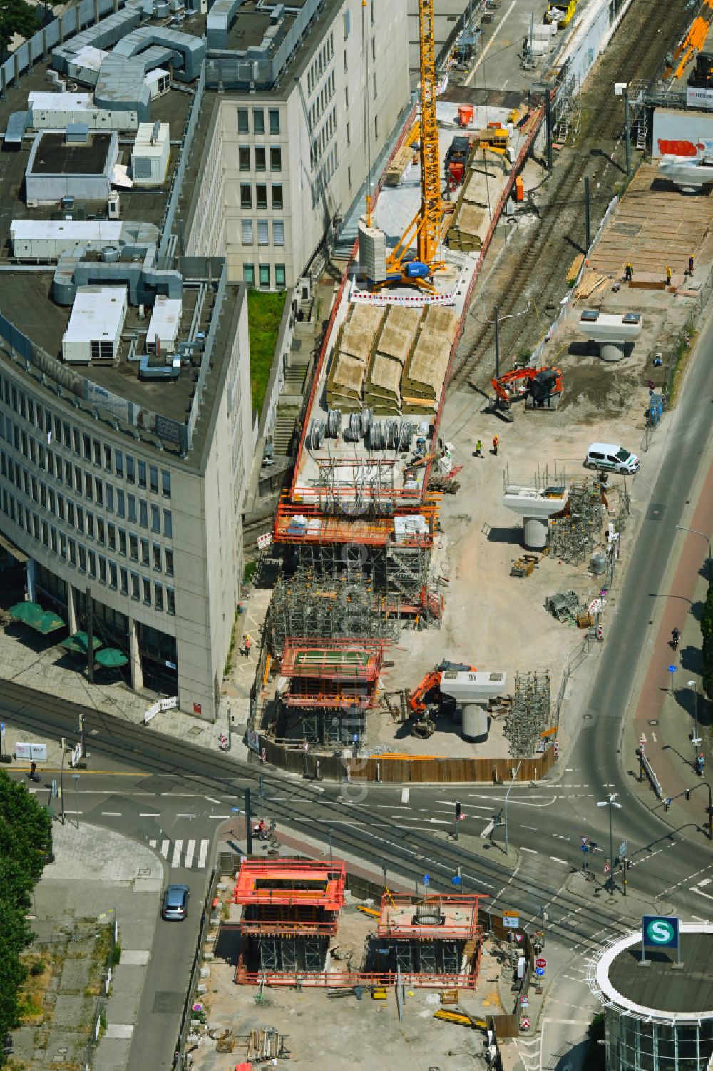 Ludwigshafen am Rhein from above - Construction site for the new construction and replacement of the viaduct of the expressway - Hochstrasse at Berliner Platz in the Mitte district of Ludwigshafen am Rhein in the federal state of Rhineland-Palatinate, Germany