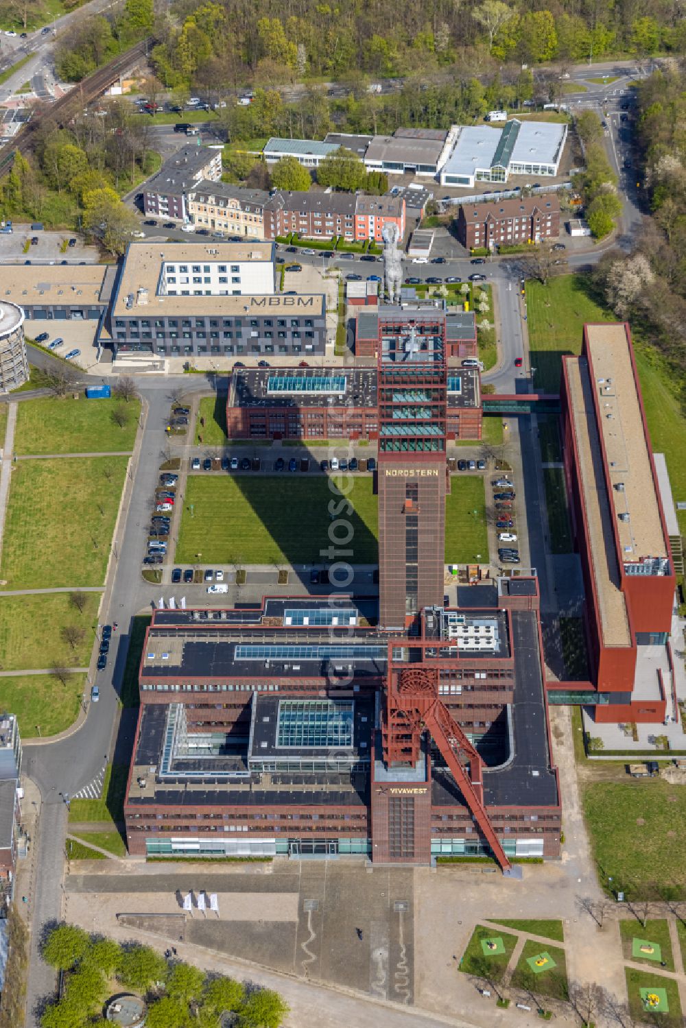 Gelsenkirchen from the bird's eye view: Development tower on the Nordsternturm office building of the administration and commercial building of Vivawest Wohnen GmbH at Bugapark in the Horst district of Gelsenkirchen in the Ruhr area in the state of North Rhine-Westphalia