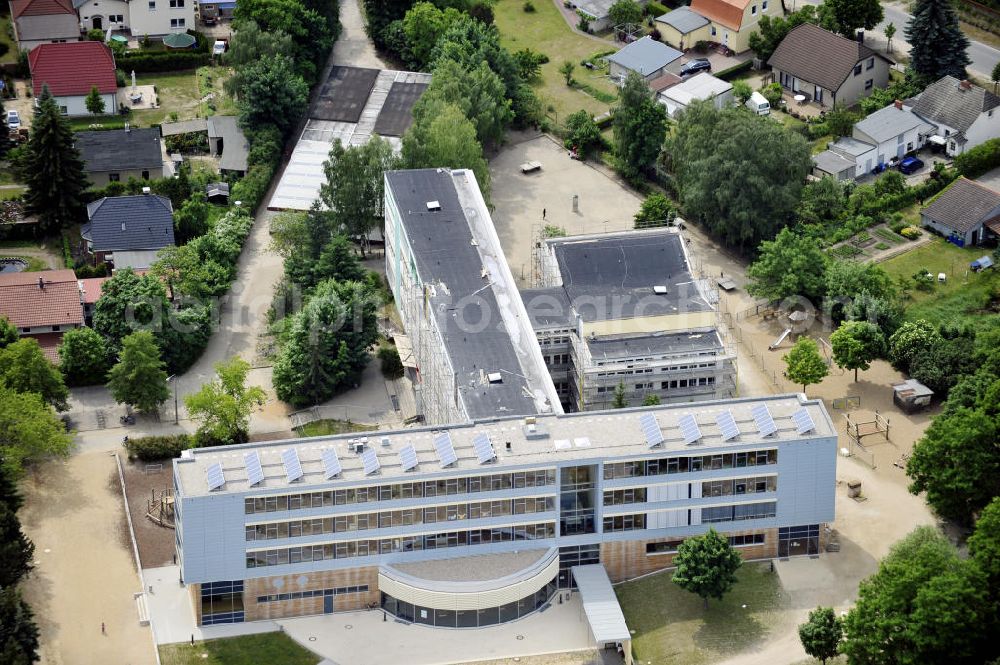 Bernau from the bird's eye view: Blick auf die Erste Grundschule Bernau in der Zepernicker Chaussee 24. View to the First Primary School Bernau in the Zepernicker Chaussee 24.