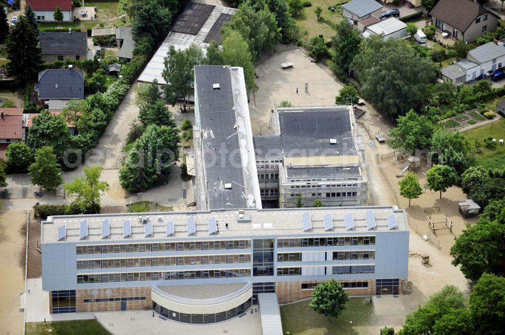 Aerial image Bernau - Blick auf die Erste Grundschule Bernau in der Zepernicker Chaussee 24. View to the First Primary School Bernau in the Zepernicker Chaussee 24.