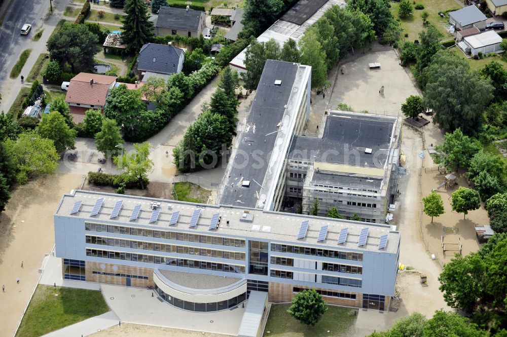 Aerial photograph Bernau - Blick auf die Erste Grundschule Bernau in der Zepernicker Chaussee 24. View to the First Primary School Bernau in the Zepernicker Chaussee 24.