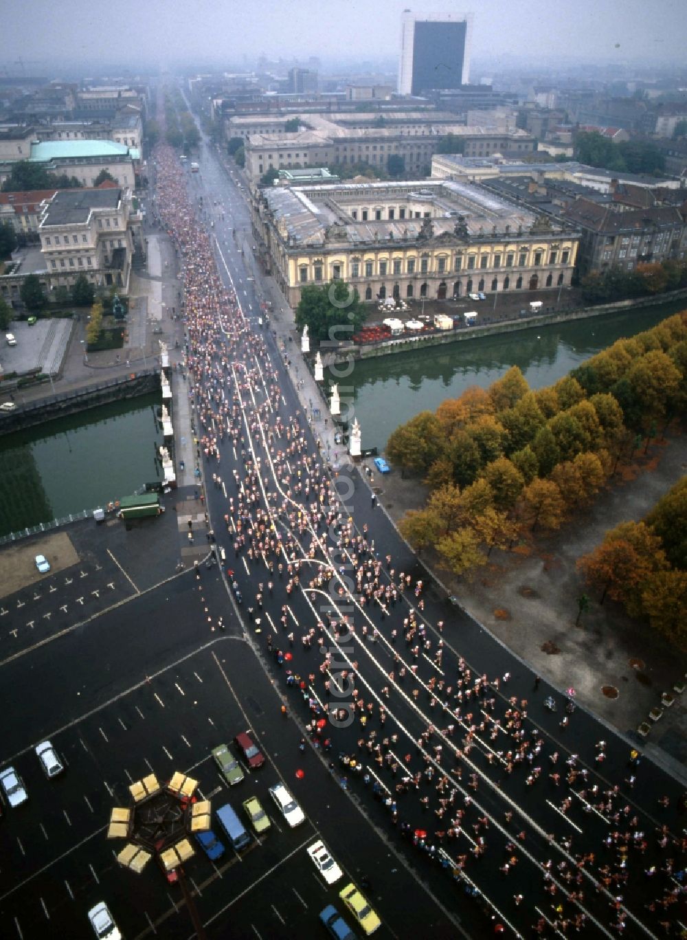 Berlin from the bird's eye view: First Berlin Marathon on the Unter den Linden - Karl-Liebknecht-Strasse in Berlin Mitte