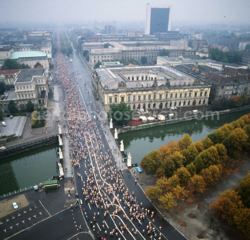 Aerial image Berlin - First Berlin Marathon on the Unter den Linden - Karl-Liebknecht-Strasse in Berlin Mitte