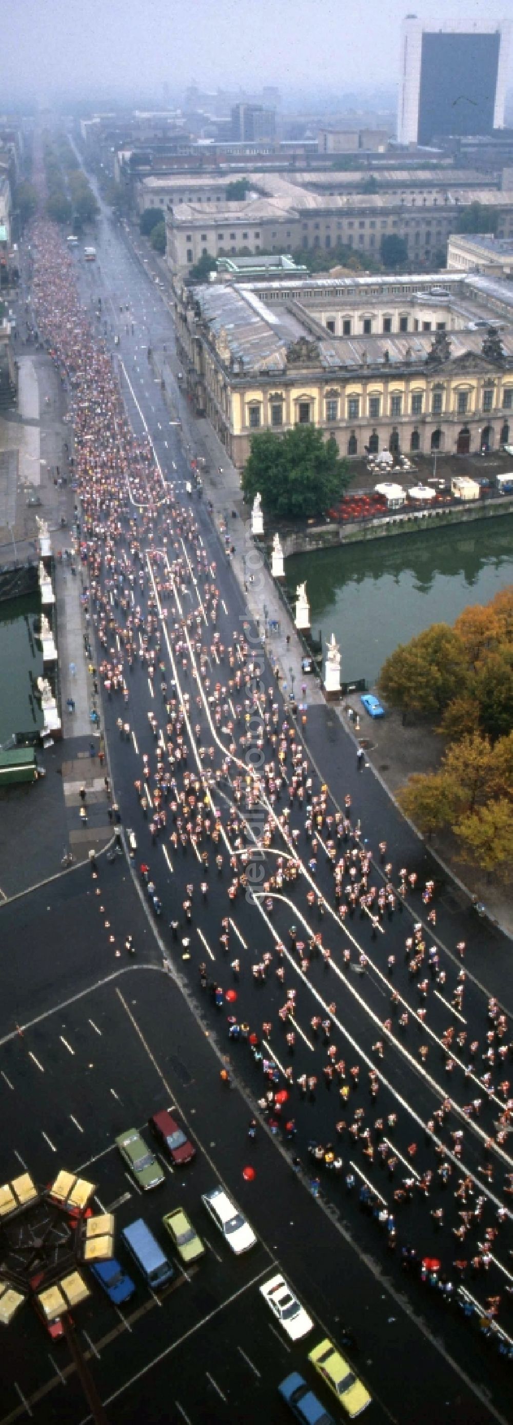 Aerial photograph Berlin - First Berlin Marathon on the Unter den Linden - Karl-Liebknecht-Strasse in Berlin Mitte