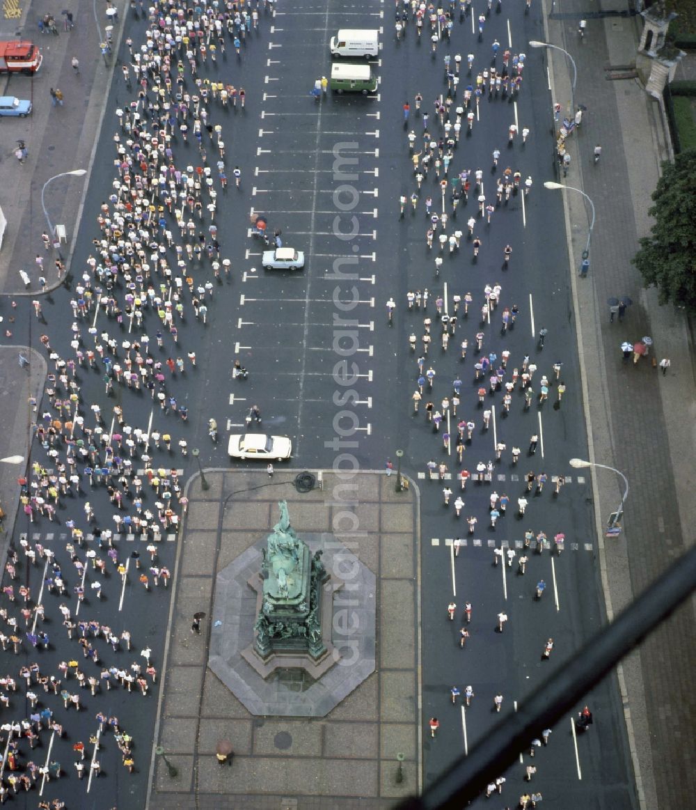 Berlin from the bird's eye view: First Berlin Marathon on the Unter den Linden - Karl-Liebknecht-Strasse in Berlin Mitte