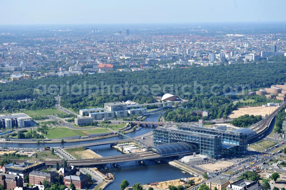 Aerial photograph Berlin Moabit - Blick auf die Erweiterung- und Bauflächen am Berliner Hauptbahnhof am Spreebogen im Tiergarten, auch usbekisches Umfeld genannt. Derzeit laufen Bauvorbereitungen für eine Reihe von Wohn- und Büroneubauten, die die Umgebung des Bereiches der Deutschen Bahn aufwerten sollen. So entstehen auf den bisherigen Brachflächen die Stadtquartiere Humboldthafen Europacity und Lehrter Stadtquartier . View of the expansion and construction areas at the Berlin Central Station.