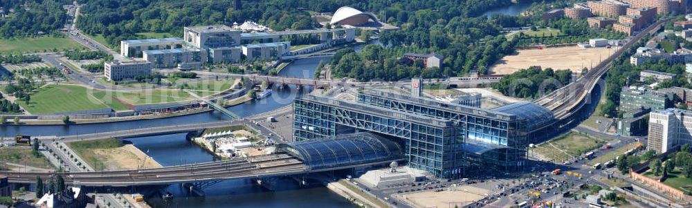 Berlin Moabit from above - Blick auf die Erweiterung- und Bauflächen am Berliner Hauptbahnhof am Spreebogen im Tiergarten, auch usbekisches Umfeld genannt. Derzeit laufen Bauvorbereitungen für eine Reihe von Wohn- und Büroneubauten, die die Umgebung des Bereiches der Deutschen Bahn aufwerten sollen. So entstehen auf den bisherigen Brachflächen die Stadtquartiere Humboldthafen Europacity und Lehrter Stadtquartier . View of the expansion and construction areas at the Berlin Central Station.