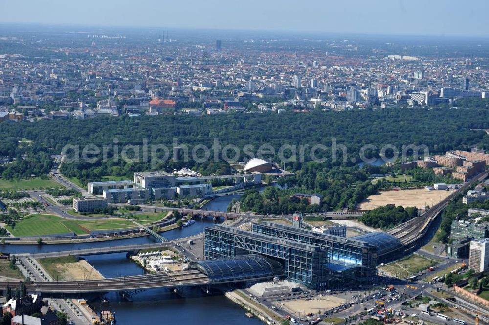 Berlin Moabit from the bird's eye view: Blick auf die Erweiterung- und Bauflächen am Berliner Hauptbahnhof am Spreebogen im Tiergarten, auch usbekisches Umfeld genannt. Derzeit laufen Bauvorbereitungen für eine Reihe von Wohn- und Büroneubauten, die die Umgebung des Bereiches der Deutschen Bahn aufwerten sollen. So entstehen auf den bisherigen Brachflächen die Stadtquartiere Humboldthafen Europacity und Lehrter Stadtquartier . View of the expansion and construction areas at the Berlin Central Station.