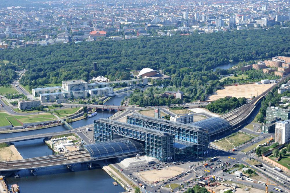 Aerial image Berlin Moabit - Blick auf die Erweiterung- und Bauflächen am Berliner Hauptbahnhof am Spreebogen im Tiergarten, auch usbekisches Umfeld genannt. Derzeit laufen Bauvorbereitungen für eine Reihe von Wohn- und Büroneubauten, die die Umgebung des Bereiches der Deutschen Bahn aufwerten sollen. So entstehen auf den bisherigen Brachflächen die Stadtquartiere Humboldthafen Europacity und Lehrter Stadtquartier . View of the expansion and construction areas at the Berlin Central Station.