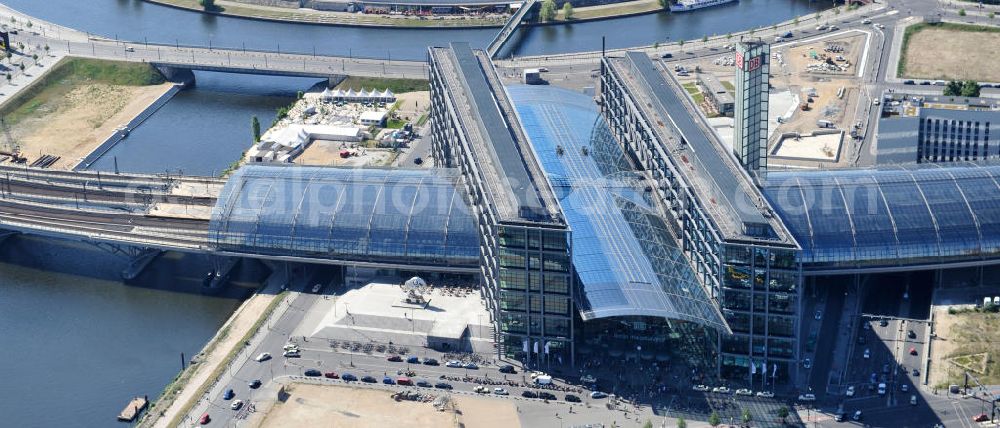 Aerial photograph Berlin Moabit - Blick auf die Erweiterung- und Bauflächen am Berliner Hauptbahnhof am Spreebogen im Tiergarten, auch usbekisches Umfeld genannt. Derzeit laufen Bauvorbereitungen für eine Reihe von Wohn- und Büroneubauten, die die Umgebung des Bereiches der Deutschen Bahn aufwerten sollen. So entstehen auf den bisherigen Brachflächen die Stadtquartiere Humboldthafen Europacity und Lehrter Stadtquartier . View of the expansion and construction areas at the Berlin Central Station.