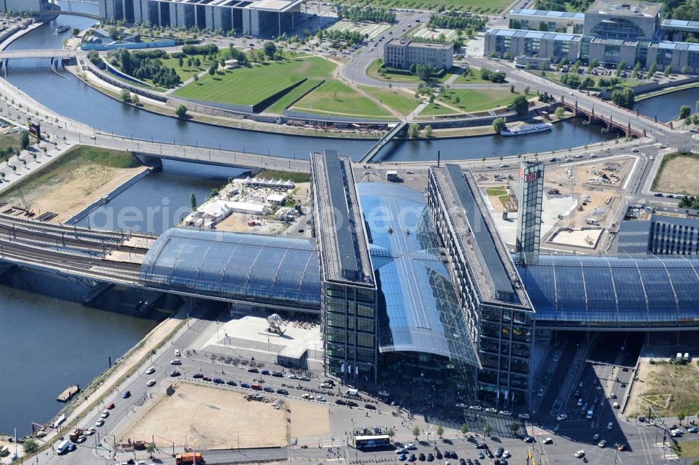 Berlin Moabit from above - Blick auf die Erweiterung- und Bauflächen am Berliner Hauptbahnhof am Spreebogen im Tiergarten, auch usbekisches Umfeld genannt. Derzeit laufen Bauvorbereitungen für eine Reihe von Wohn- und Büroneubauten, die die Umgebung des Bereiches der Deutschen Bahn aufwerten sollen. So entstehen auf den bisherigen Brachflächen die Stadtquartiere Humboldthafen Europacity und Lehrter Stadtquartier . View of the expansion and construction areas at the Berlin Central Station.