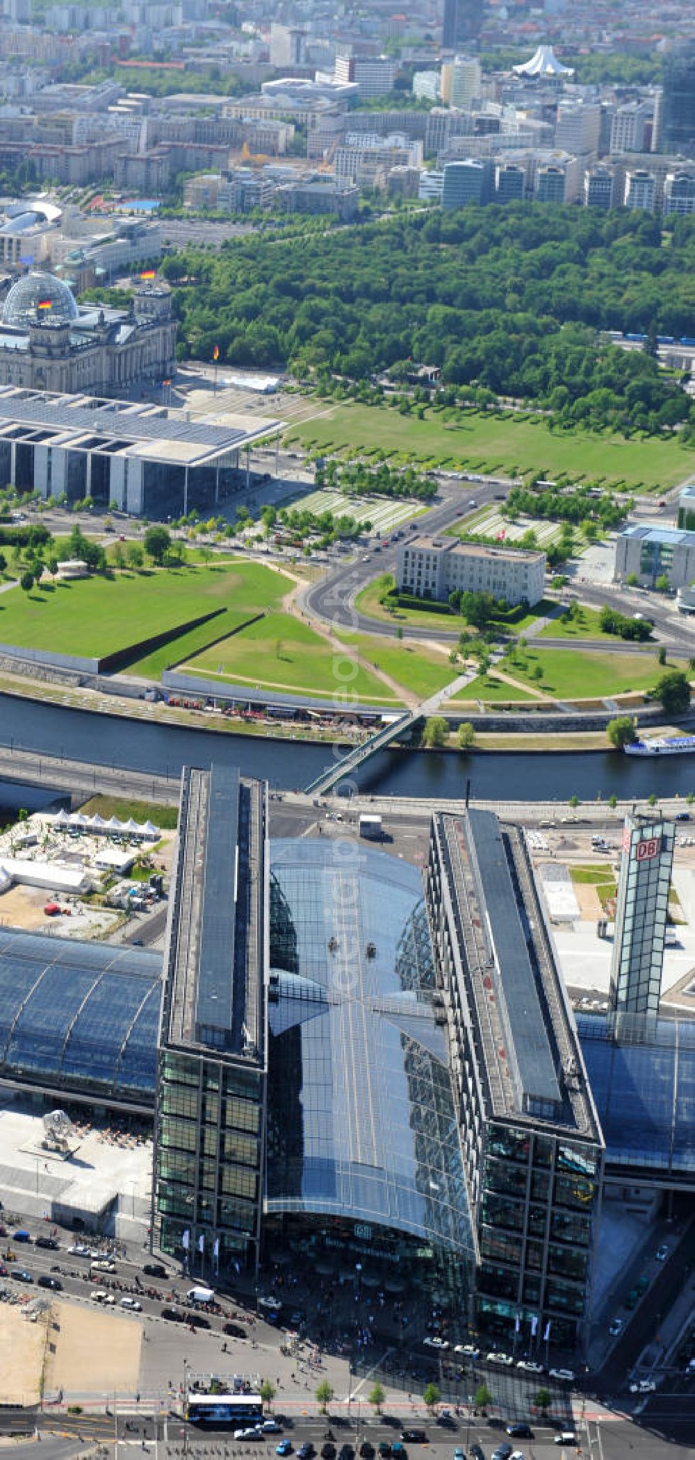 Berlin Moabit from the bird's eye view: Blick auf die Erweiterung- und Bauflächen am Berliner Hauptbahnhof am Spreebogen im Tiergarten, auch usbekisches Umfeld genannt. Derzeit laufen Bauvorbereitungen für eine Reihe von Wohn- und Büroneubauten, die die Umgebung des Bereiches der Deutschen Bahn aufwerten sollen. So entstehen auf den bisherigen Brachflächen die Stadtquartiere Humboldthafen Europacity und Lehrter Stadtquartier . View of the expansion and construction areas at the Berlin Central Station.