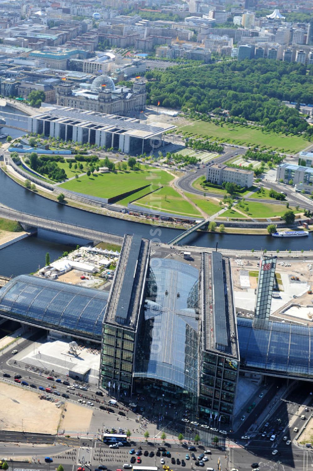 Aerial image Berlin Moabit - Blick auf die Erweiterung- und Bauflächen am Berliner Hauptbahnhof am Spreebogen im Tiergarten, auch usbekisches Umfeld genannt. Derzeit laufen Bauvorbereitungen für eine Reihe von Wohn- und Büroneubauten, die die Umgebung des Bereiches der Deutschen Bahn aufwerten sollen. So entstehen auf den bisherigen Brachflächen die Stadtquartiere Humboldthafen Europacity und Lehrter Stadtquartier . View of the expansion and construction areas at the Berlin Central Station.