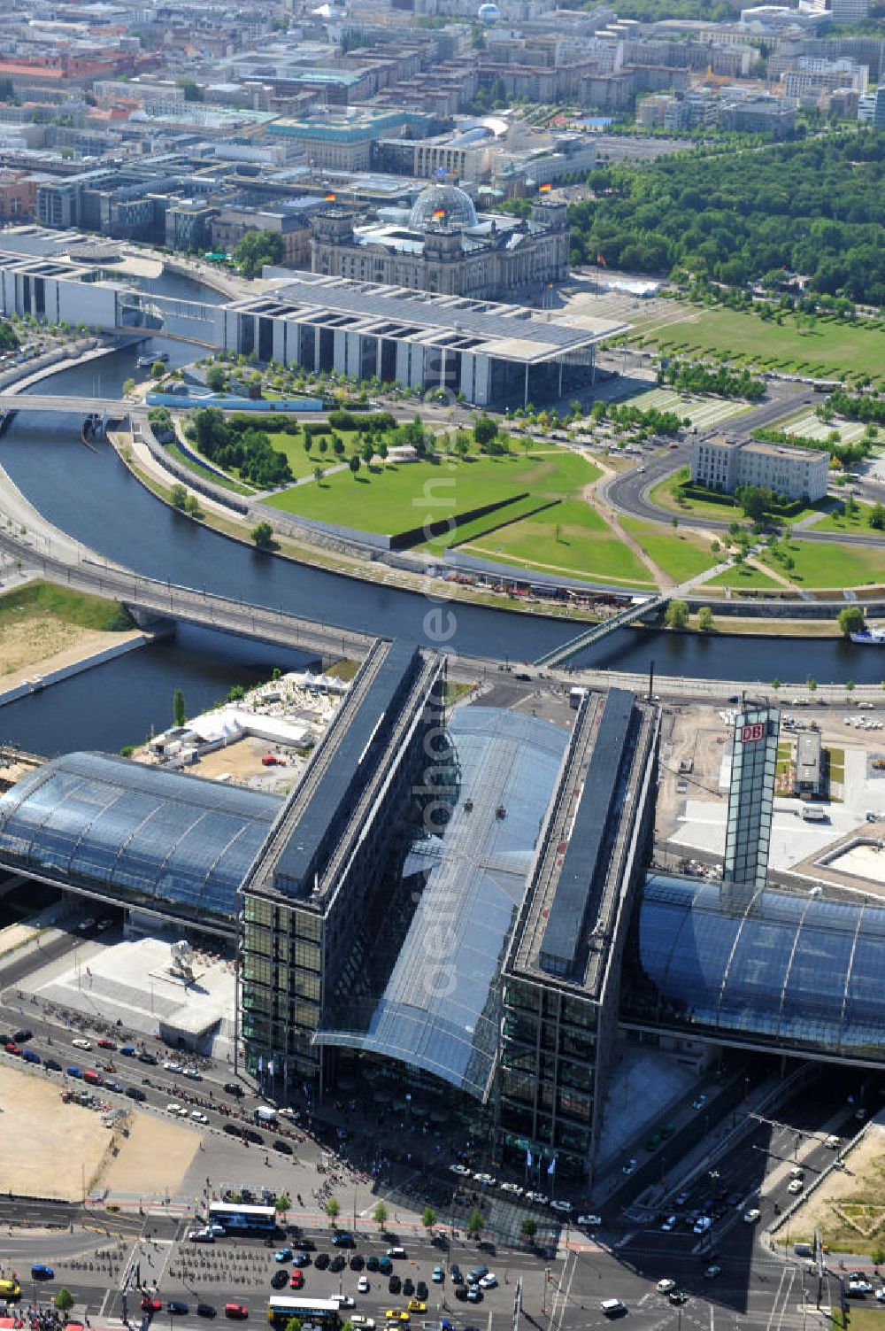 Aerial photograph Berlin Moabit - Blick auf die Erweiterung- und Bauflächen am Berliner Hauptbahnhof am Spreebogen im Tiergarten, auch usbekisches Umfeld genannt. Derzeit laufen Bauvorbereitungen für eine Reihe von Wohn- und Büroneubauten, die die Umgebung des Bereiches der Deutschen Bahn aufwerten sollen. So entstehen auf den bisherigen Brachflächen die Stadtquartiere Humboldthafen Europacity und Lehrter Stadtquartier . View of the expansion and construction areas at the Berlin Central Station.