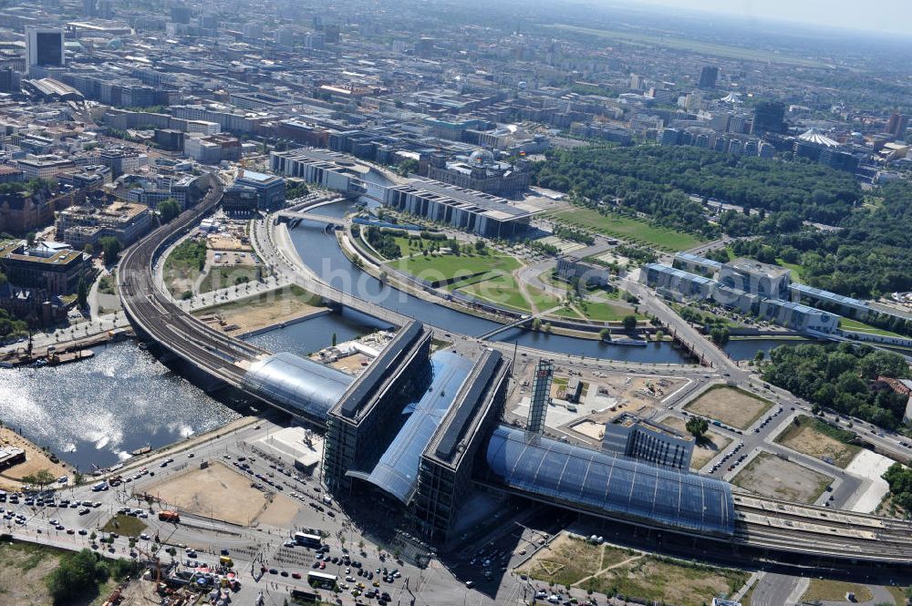 Berlin Moabit from above - Blick auf die Erweiterung- und Bauflächen am Berliner Hauptbahnhof am Spreebogen im Tiergarten, auch usbekisches Umfeld genannt. Derzeit laufen Bauvorbereitungen für eine Reihe von Wohn- und Büroneubauten, die die Umgebung des Bereiches der Deutschen Bahn aufwerten sollen. So entstehen auf den bisherigen Brachflächen die Stadtquartiere Humboldthafen Europacity und Lehrter Stadtquartier . View of the expansion and construction areas at the Berlin Central Station.