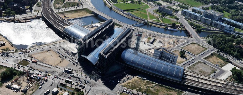 Berlin Moabit from the bird's eye view: Blick auf die Erweiterung- und Bauflächen am Berliner Hauptbahnhof am Spreebogen im Tiergarten, auch usbekisches Umfeld genannt. Derzeit laufen Bauvorbereitungen für eine Reihe von Wohn- und Büroneubauten, die die Umgebung des Bereiches der Deutschen Bahn aufwerten sollen. So entstehen auf den bisherigen Brachflächen die Stadtquartiere Humboldthafen Europacity und Lehrter Stadtquartier . View of the expansion and construction areas at the Berlin Central Station.