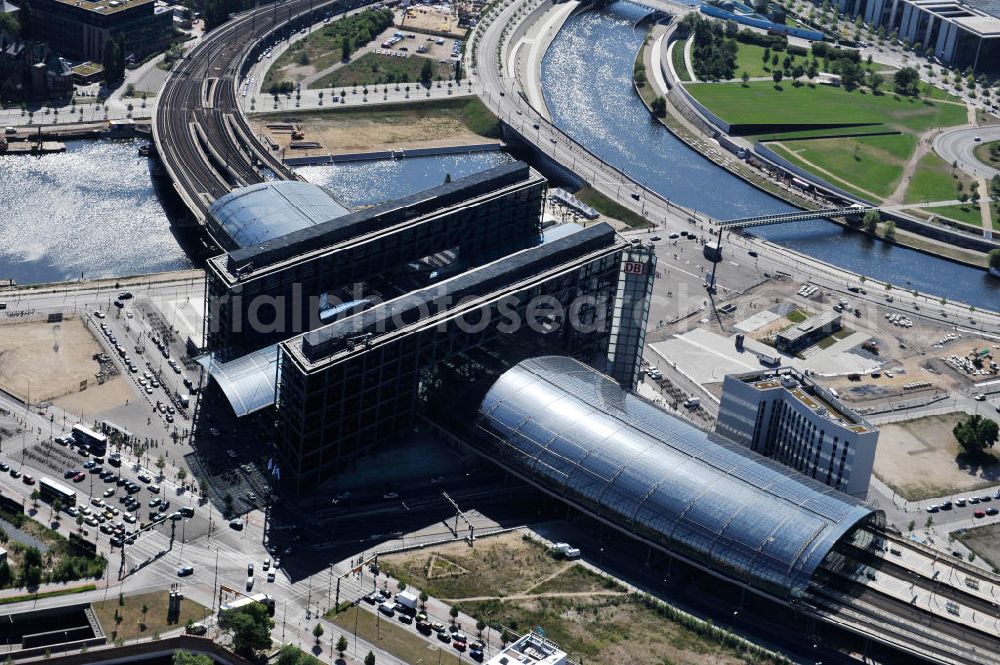 Aerial image Berlin Moabit - Blick auf die Erweiterung- und Bauflächen am Berliner Hauptbahnhof am Spreebogen im Tiergarten, auch usbekisches Umfeld genannt. Derzeit laufen Bauvorbereitungen für eine Reihe von Wohn- und Büroneubauten, die die Umgebung des Bereiches der Deutschen Bahn aufwerten sollen. So entstehen auf den bisherigen Brachflächen die Stadtquartiere Humboldthafen Europacity und Lehrter Stadtquartier . View of the expansion and construction areas at the Berlin Central Station.