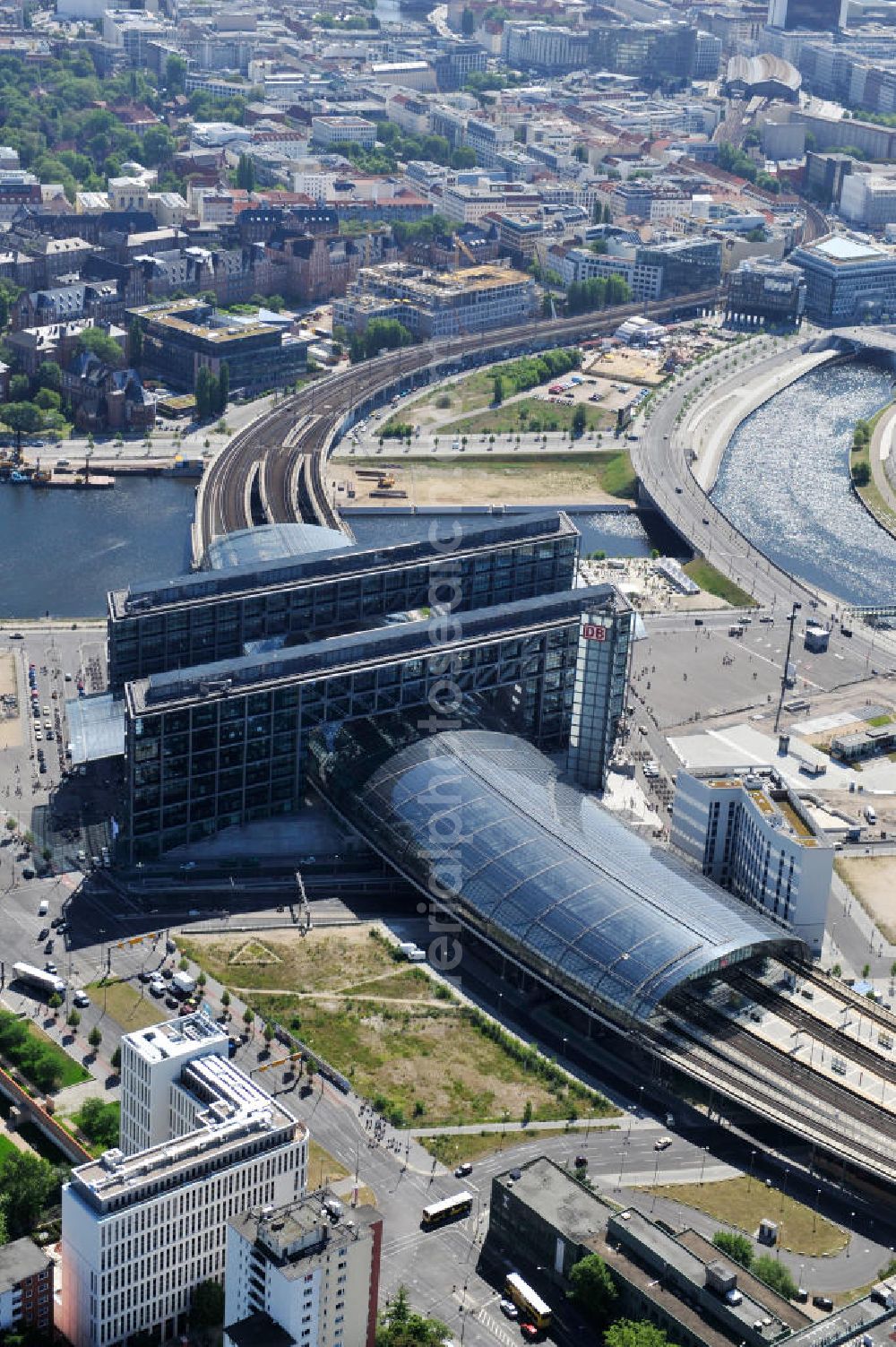 Berlin Moabit from above - Blick auf die Erweiterung- und Bauflächen am Berliner Hauptbahnhof am Spreebogen im Tiergarten, auch usbekisches Umfeld genannt. Derzeit laufen Bauvorbereitungen für eine Reihe von Wohn- und Büroneubauten, die die Umgebung des Bereiches der Deutschen Bahn aufwerten sollen. So entstehen auf den bisherigen Brachflächen die Stadtquartiere Humboldthafen Europacity und Lehrter Stadtquartier . View of the expansion and construction areas at the Berlin Central Station.