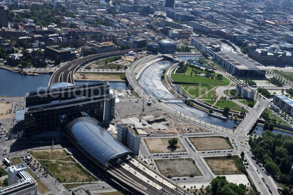 Berlin Moabit from the bird's eye view: Blick auf die Erweiterung- und Bauflächen am Berliner Hauptbahnhof am Spreebogen im Tiergarten, auch usbekisches Umfeld genannt. Derzeit laufen Bauvorbereitungen für eine Reihe von Wohn- und Büroneubauten, die die Umgebung des Bereiches der Deutschen Bahn aufwerten sollen. So entstehen auf den bisherigen Brachflächen die Stadtquartiere Humboldthafen Europacity und Lehrter Stadtquartier . View of the expansion and construction areas at the Berlin Central Station.