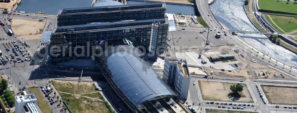 Aerial image Berlin Moabit - Blick auf die Erweiterung- und Bauflächen am Berliner Hauptbahnhof am Spreebogen im Tiergarten, auch usbekisches Umfeld genannt. Derzeit laufen Bauvorbereitungen für eine Reihe von Wohn- und Büroneubauten, die die Umgebung des Bereiches der Deutschen Bahn aufwerten sollen. So entstehen auf den bisherigen Brachflächen die Stadtquartiere Humboldthafen Europacity und Lehrter Stadtquartier . View of the expansion and construction areas at the Berlin Central Station.