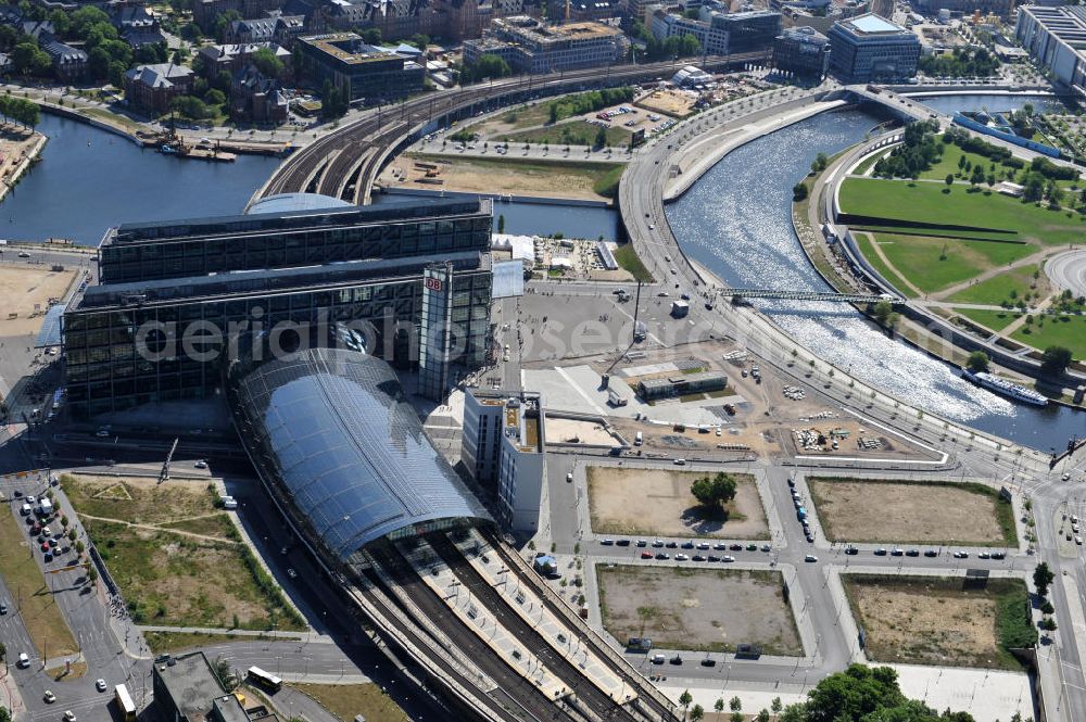 Aerial photograph Berlin Moabit - Blick auf die Erweiterung- und Bauflächen am Berliner Hauptbahnhof am Spreebogen im Tiergarten, auch usbekisches Umfeld genannt. Derzeit laufen Bauvorbereitungen für eine Reihe von Wohn- und Büroneubauten, die die Umgebung des Bereiches der Deutschen Bahn aufwerten sollen. So entstehen auf den bisherigen Brachflächen die Stadtquartiere Humboldthafen Europacity und Lehrter Stadtquartier . View of the expansion and construction areas at the Berlin Central Station.