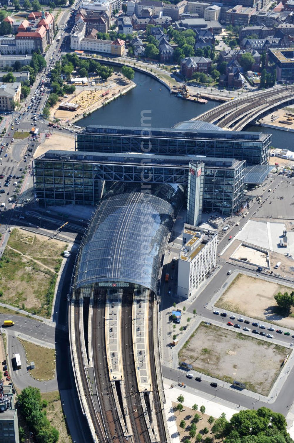 Berlin Moabit from the bird's eye view: Blick auf die Erweiterung- und Bauflächen am Berliner Hauptbahnhof am Spreebogen im Tiergarten, auch usbekisches Umfeld genannt. Derzeit laufen Bauvorbereitungen für eine Reihe von Wohn- und Büroneubauten, die die Umgebung des Bereiches der Deutschen Bahn aufwerten sollen. So entstehen auf den bisherigen Brachflächen die Stadtquartiere Humboldthafen Europacity und Lehrter Stadtquartier . View of the expansion and construction areas at the Berlin Central Station.