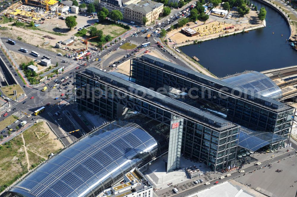 Aerial image Berlin Moabit - Blick auf die Erweiterung- und Bauflächen am Berliner Hauptbahnhof am Spreebogen im Tiergarten, auch usbekisches Umfeld genannt. Derzeit laufen Bauvorbereitungen für eine Reihe von Wohn- und Büroneubauten, die die Umgebung des Bereiches der Deutschen Bahn aufwerten sollen. So entstehen auf den bisherigen Brachflächen die Stadtquartiere Humboldthafen Europacity und Lehrter Stadtquartier . View of the expansion and construction areas at the Berlin Central Station.