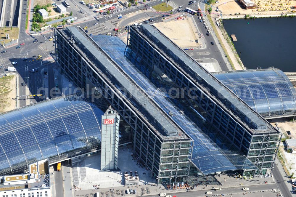 Aerial photograph Berlin Moabit - Blick auf die Erweiterung- und Bauflächen am Berliner Hauptbahnhof am Spreebogen im Tiergarten, auch usbekisches Umfeld genannt. Derzeit laufen Bauvorbereitungen für eine Reihe von Wohn- und Büroneubauten, die die Umgebung des Bereiches der Deutschen Bahn aufwerten sollen. So entstehen auf den bisherigen Brachflächen die Stadtquartiere Humboldthafen Europacity und Lehrter Stadtquartier . View of the expansion and construction areas at the Berlin Central Station.