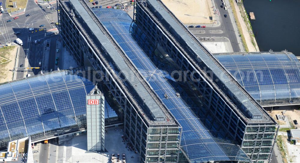 Berlin Moabit from above - Blick auf die Erweiterung- und Bauflächen am Berliner Hauptbahnhof am Spreebogen im Tiergarten, auch usbekisches Umfeld genannt. Derzeit laufen Bauvorbereitungen für eine Reihe von Wohn- und Büroneubauten, die die Umgebung des Bereiches der Deutschen Bahn aufwerten sollen. So entstehen auf den bisherigen Brachflächen die Stadtquartiere Humboldthafen Europacity und Lehrter Stadtquartier . View of the expansion and construction areas at the Berlin Central Station.