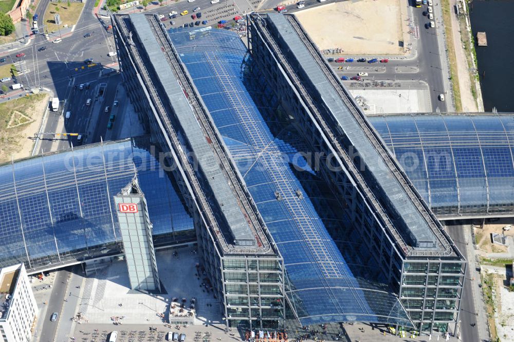 Aerial image Berlin Moabit - Blick auf die Erweiterung- und Bauflächen am Berliner Hauptbahnhof am Spreebogen im Tiergarten, auch usbekisches Umfeld genannt. Derzeit laufen Bauvorbereitungen für eine Reihe von Wohn- und Büroneubauten, die die Umgebung des Bereiches der Deutschen Bahn aufwerten sollen. So entstehen auf den bisherigen Brachflächen die Stadtquartiere Humboldthafen Europacity und Lehrter Stadtquartier . View of the expansion and construction areas at the Berlin Central Station.