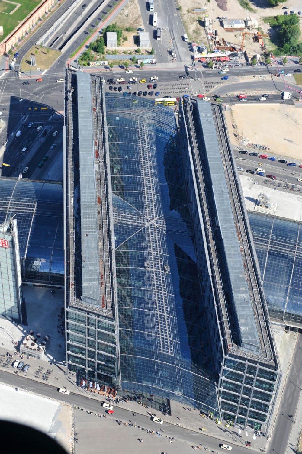 Aerial photograph Berlin Moabit - Blick auf die Erweiterung- und Bauflächen am Berliner Hauptbahnhof am Spreebogen im Tiergarten, auch usbekisches Umfeld genannt. Derzeit laufen Bauvorbereitungen für eine Reihe von Wohn- und Büroneubauten, die die Umgebung des Bereiches der Deutschen Bahn aufwerten sollen. So entstehen auf den bisherigen Brachflächen die Stadtquartiere Humboldthafen Europacity und Lehrter Stadtquartier . View of the expansion and construction areas at the Berlin Central Station.