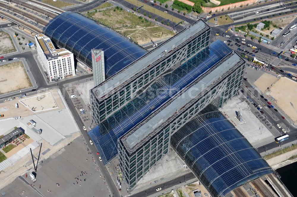 Berlin Moabit from above - Blick auf die Erweiterung- und Bauflächen am Berliner Hauptbahnhof am Spreebogen im Tiergarten, auch usbekisches Umfeld genannt. Derzeit laufen Bauvorbereitungen für eine Reihe von Wohn- und Büroneubauten, die die Umgebung des Bereiches der Deutschen Bahn aufwerten sollen. So entstehen auf den bisherigen Brachflächen die Stadtquartiere Humboldthafen Europacity und Lehrter Stadtquartier . View of the expansion and construction areas at the Berlin Central Station.