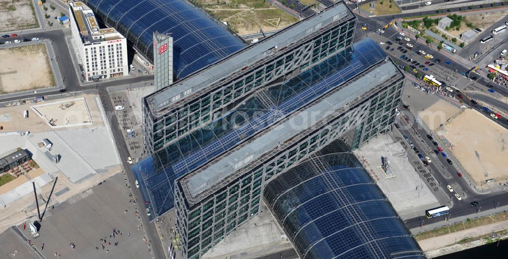 Berlin Moabit from the bird's eye view: Blick auf die Erweiterung- und Bauflächen am Berliner Hauptbahnhof am Spreebogen im Tiergarten, auch usbekisches Umfeld genannt. Derzeit laufen Bauvorbereitungen für eine Reihe von Wohn- und Büroneubauten, die die Umgebung des Bereiches der Deutschen Bahn aufwerten sollen. So entstehen auf den bisherigen Brachflächen die Stadtquartiere Humboldthafen Europacity und Lehrter Stadtquartier . View of the expansion and construction areas at the Berlin Central Station.