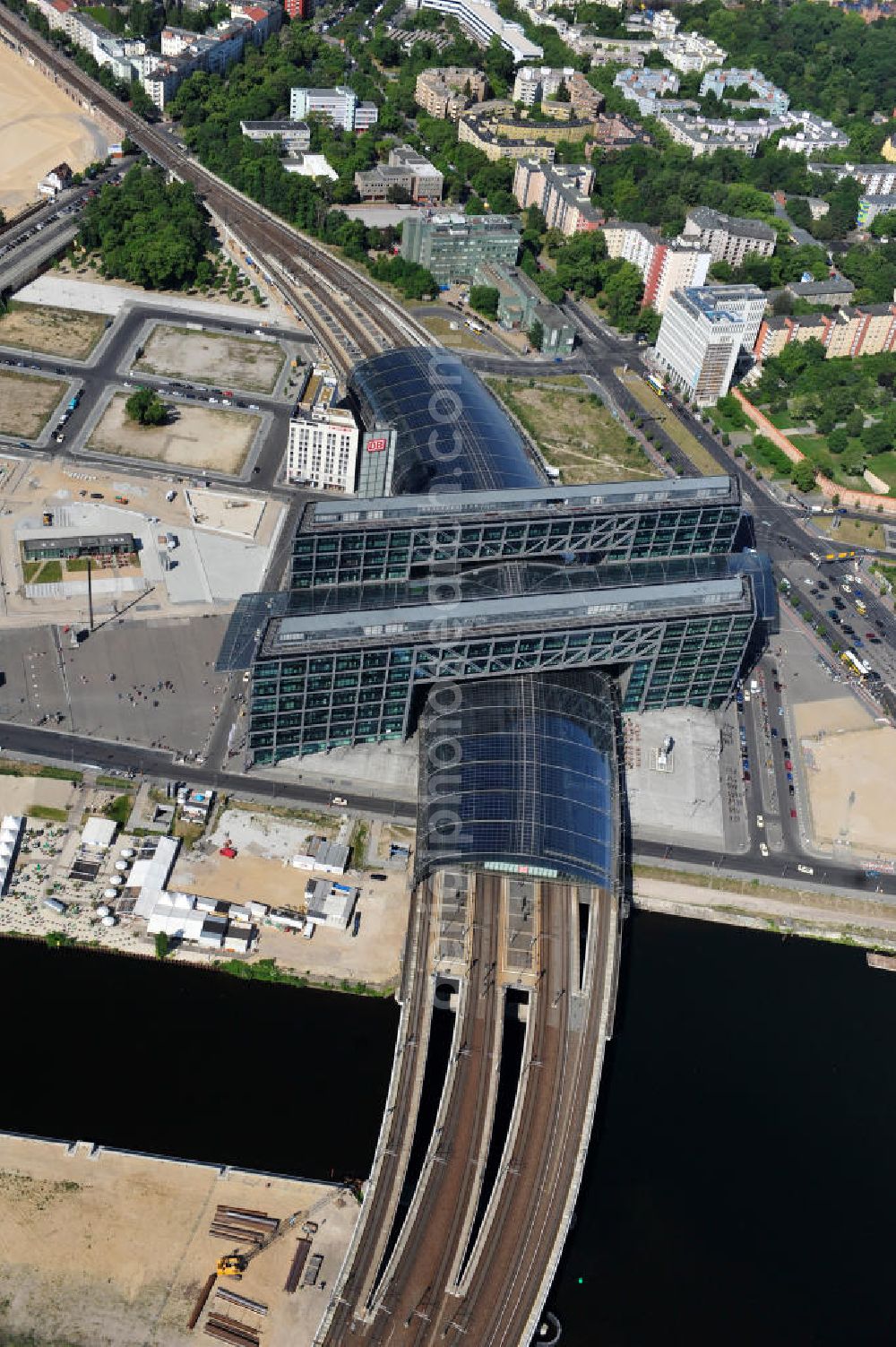 Aerial image Berlin Moabit - Blick auf die Erweiterung- und Bauflächen am Berliner Hauptbahnhof am Spreebogen im Tiergarten, auch usbekisches Umfeld genannt. Derzeit laufen Bauvorbereitungen für eine Reihe von Wohn- und Büroneubauten, die die Umgebung des Bereiches der Deutschen Bahn aufwerten sollen. So entstehen auf den bisherigen Brachflächen die Stadtquartiere Humboldthafen Europacity und Lehrter Stadtquartier . View of the expansion and construction areas at the Berlin Central Station.