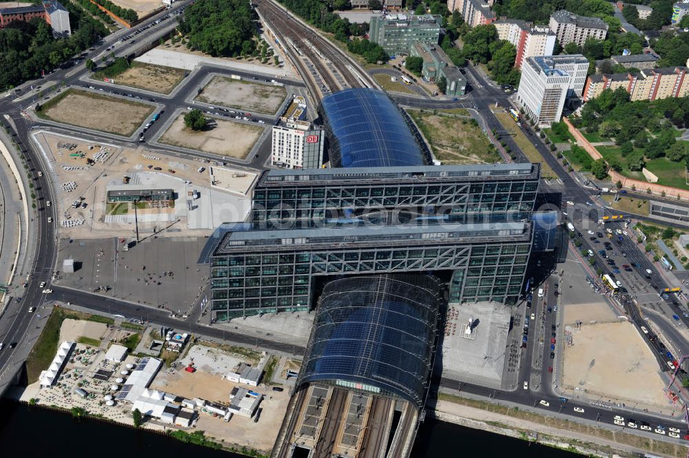 Aerial photograph Berlin Moabit - Blick auf die Erweiterung- und Bauflächen am Berliner Hauptbahnhof am Spreebogen im Tiergarten, auch usbekisches Umfeld genannt. Derzeit laufen Bauvorbereitungen für eine Reihe von Wohn- und Büroneubauten, die die Umgebung des Bereiches der Deutschen Bahn aufwerten sollen. So entstehen auf den bisherigen Brachflächen die Stadtquartiere Humboldthafen Europacity und Lehrter Stadtquartier . View of the expansion and construction areas at the Berlin Central Station.