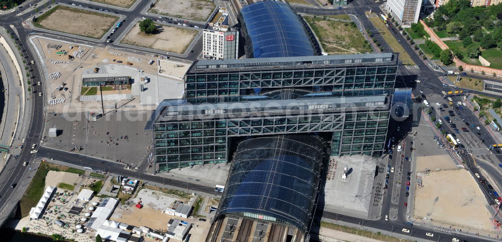 Berlin Moabit from above - Blick auf die Erweiterung- und Bauflächen am Berliner Hauptbahnhof am Spreebogen im Tiergarten, auch usbekisches Umfeld genannt. Derzeit laufen Bauvorbereitungen für eine Reihe von Wohn- und Büroneubauten, die die Umgebung des Bereiches der Deutschen Bahn aufwerten sollen. So entstehen auf den bisherigen Brachflächen die Stadtquartiere Humboldthafen Europacity und Lehrter Stadtquartier . View of the expansion and construction areas at the Berlin Central Station.