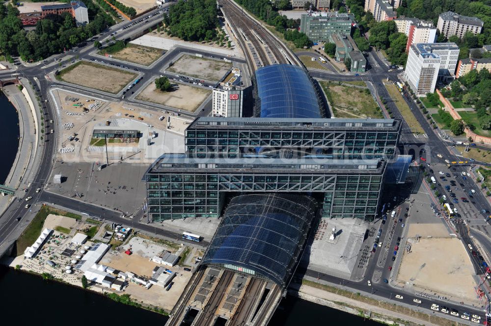 Berlin Moabit from the bird's eye view: Blick auf die Erweiterung- und Bauflächen am Berliner Hauptbahnhof am Spreebogen im Tiergarten, auch usbekisches Umfeld genannt. Derzeit laufen Bauvorbereitungen für eine Reihe von Wohn- und Büroneubauten, die die Umgebung des Bereiches der Deutschen Bahn aufwerten sollen. So entstehen auf den bisherigen Brachflächen die Stadtquartiere Humboldthafen Europacity und Lehrter Stadtquartier . View of the expansion and construction areas at the Berlin Central Station.