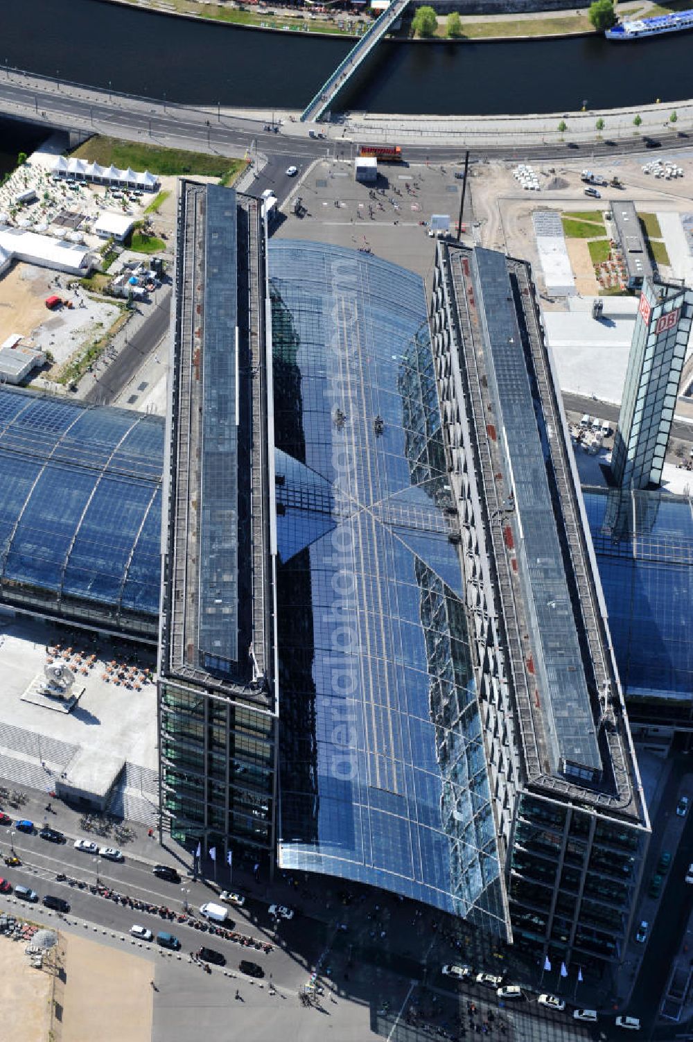 Aerial image Berlin Moabit - Blick auf die Erweiterung- und Bauflächen am Berliner Hauptbahnhof am Spreebogen im Tiergarten, auch usbekisches Umfeld genannt. Derzeit laufen Bauvorbereitungen für eine Reihe von Wohn- und Büroneubauten, die die Umgebung des Bereiches der Deutschen Bahn aufwerten sollen. So entstehen auf den bisherigen Brachflächen die Stadtquartiere Humboldthafen Europacity und Lehrter Stadtquartier . View of the expansion and construction areas at the Berlin Central Station.