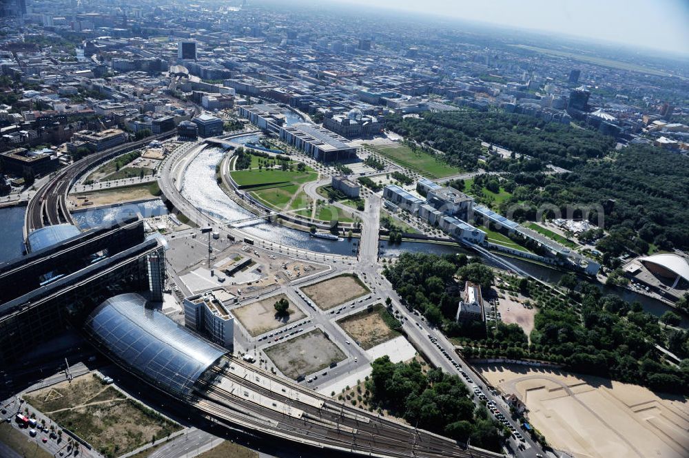 Aerial photograph Berlin Moabit - Blick auf die Erweiterung- und Bauflächen am Berliner Hauptbahnhof am Spreebogen im Tiergarten, auch usbekisches Umfeld genannt. Derzeit laufen Bauvorbereitungen für eine Reihe von Wohn- und Büroneubauten, die die Umgebung des Bereiches der Deutschen Bahn aufwerten sollen. So entstehen auf den bisherigen Brachflächen die Stadtquartiere Humboldthafen Europacity und Lehrter Stadtquartier . View of the expansion and construction areas at the Berlin Central Station.