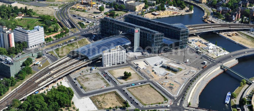 Berlin Moabit from above - Blick auf die Erweiterung- und Bauflächen am Berliner Hauptbahnhof am Spreebogen im Tiergarten, auch usbekisches Umfeld genannt. Derzeit laufen Bauvorbereitungen für eine Reihe von Wohn- und Büroneubauten, die die Umgebung des Bereiches der Deutschen Bahn aufwerten sollen. So entstehen auf den bisherigen Brachflächen die Stadtquartiere Humboldthafen Europacity und Lehrter Stadtquartier . View of the expansion and construction areas at the Berlin Central Station.