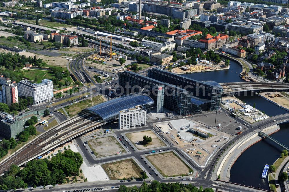 Berlin Moabit from the bird's eye view: Blick auf die Erweiterung- und Bauflächen am Berliner Hauptbahnhof am Spreebogen im Tiergarten, auch usbekisches Umfeld genannt. Derzeit laufen Bauvorbereitungen für eine Reihe von Wohn- und Büroneubauten, die die Umgebung des Bereiches der Deutschen Bahn aufwerten sollen. So entstehen auf den bisherigen Brachflächen die Stadtquartiere Humboldthafen Europacity und Lehrter Stadtquartier . View of the expansion and construction areas at the Berlin Central Station.