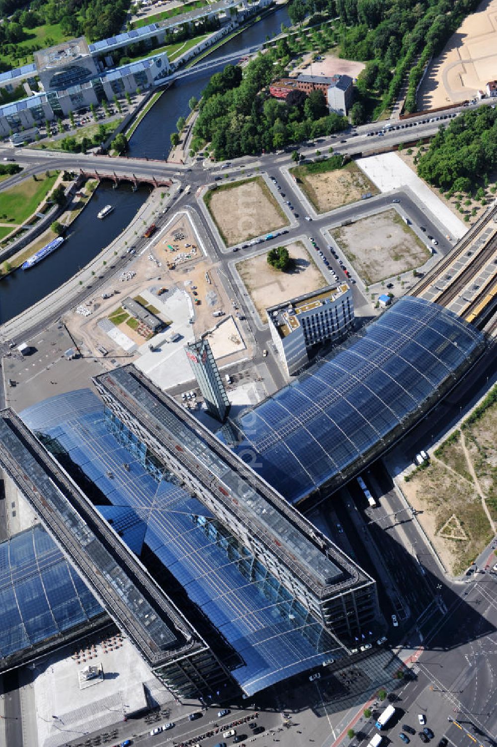 Aerial image Berlin Moabit - Blick auf die Erweiterung- und Bauflächen am Berliner Hauptbahnhof am Spreebogen im Tiergarten, auch usbekisches Umfeld genannt. Derzeit laufen Bauvorbereitungen für eine Reihe von Wohn- und Büroneubauten, die die Umgebung des Bereiches der Deutschen Bahn aufwerten sollen. So entstehen auf den bisherigen Brachflächen die Stadtquartiere Humboldthafen Europacity und Lehrter Stadtquartier . View of the expansion and construction areas at the Berlin Central Station.